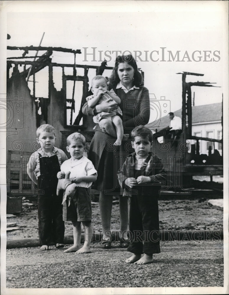 Load image into Gallery viewer, 1943 Press Photo Mrs Russell McDonaldson, Roy, Kenneth, Welmon, and Bethal

