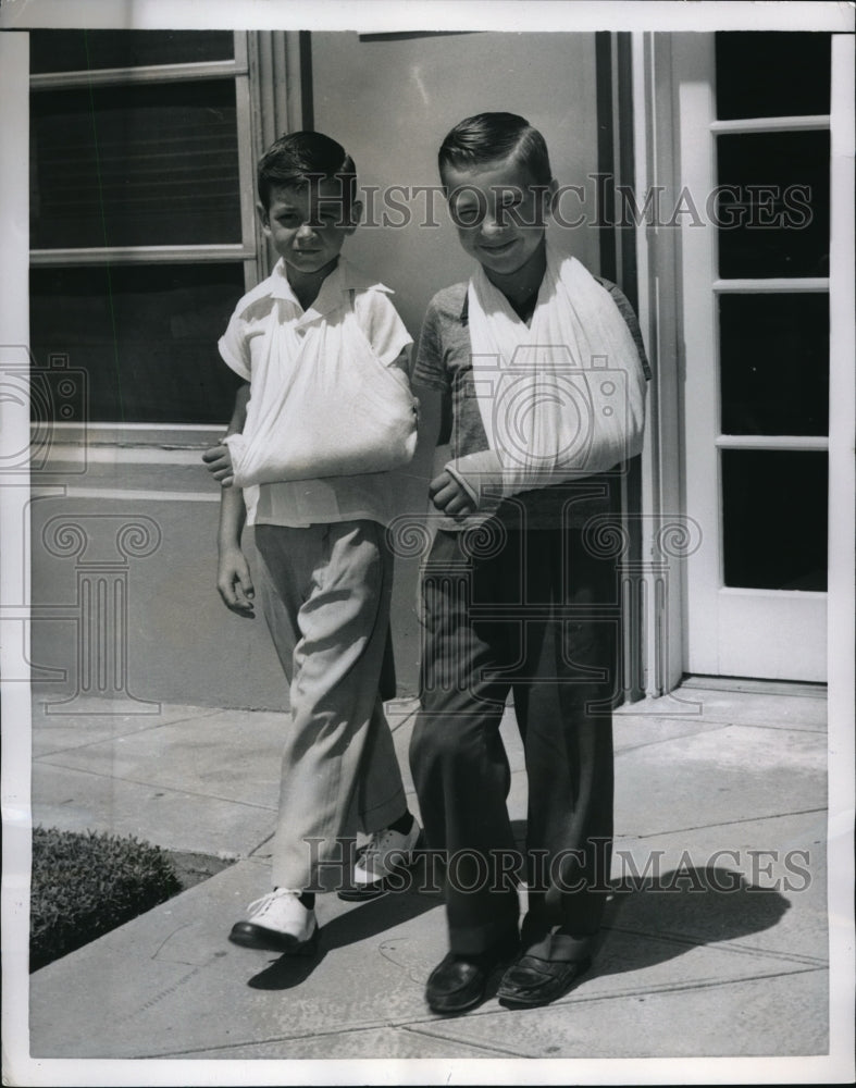 Load image into Gallery viewer, 1954 Press Photo Doug Morgan and Woodie McDuffis with broken arms in Florida
