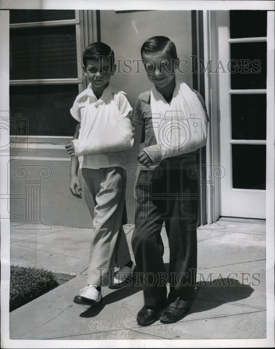 1954 Press Photo Doug Morgan and Woodie McDuffis with broken arms in Florida