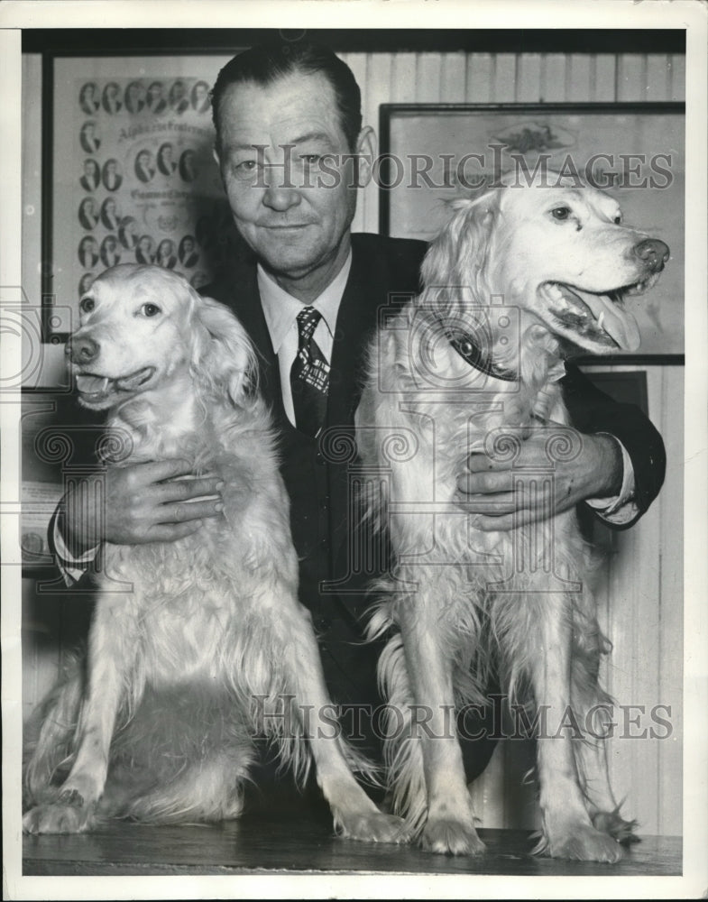 Load image into Gallery viewer, 1942 Press Photo Dr GW James with dogs Big Boy and Snapner in Houston, Texas
