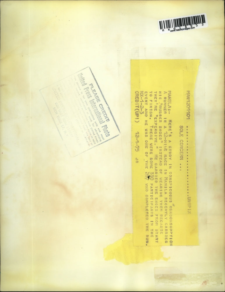 1975 Press Photo Runner Carries Shoes In 12 Mile Race Because They're Too Costly