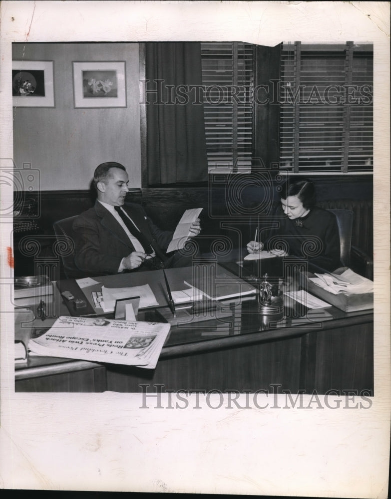 1950 Press Photo Court Smith & Sally Schmidt in a Cleveland office- Historic Images