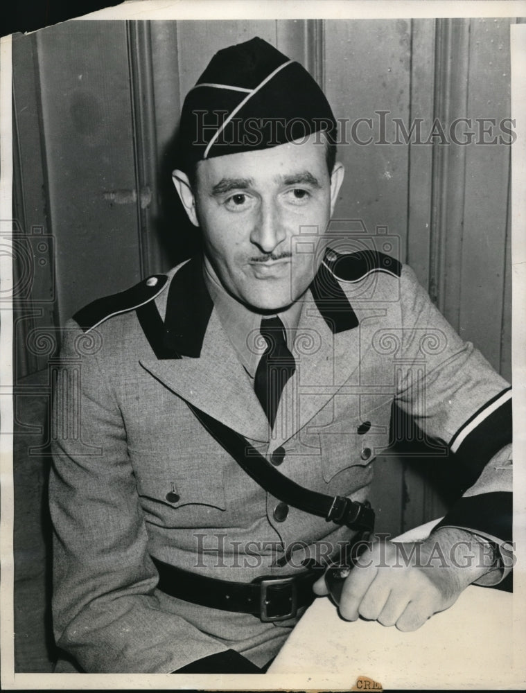 1938 Press Photo Hermann Shwinn explain his ideas for his movement - ned18998