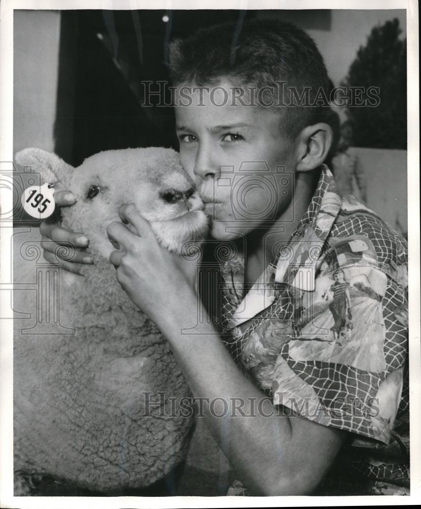 1954 Press Photo Tom Parker Has Trained Pet Lamb Yankem - ned19017