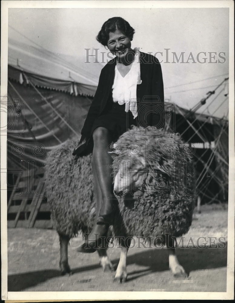 1938 Press Photo May Phillips On Ram To Be In Great Western Livestock Show