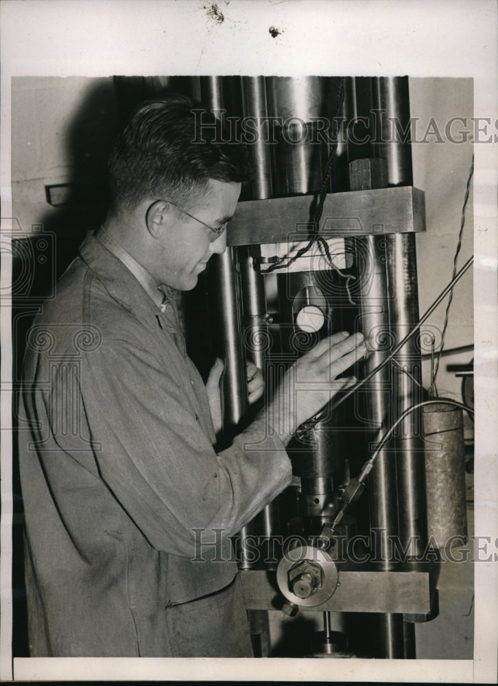 1938 Press Photo David T. Griggs At Work In His Laboratory - ned19036