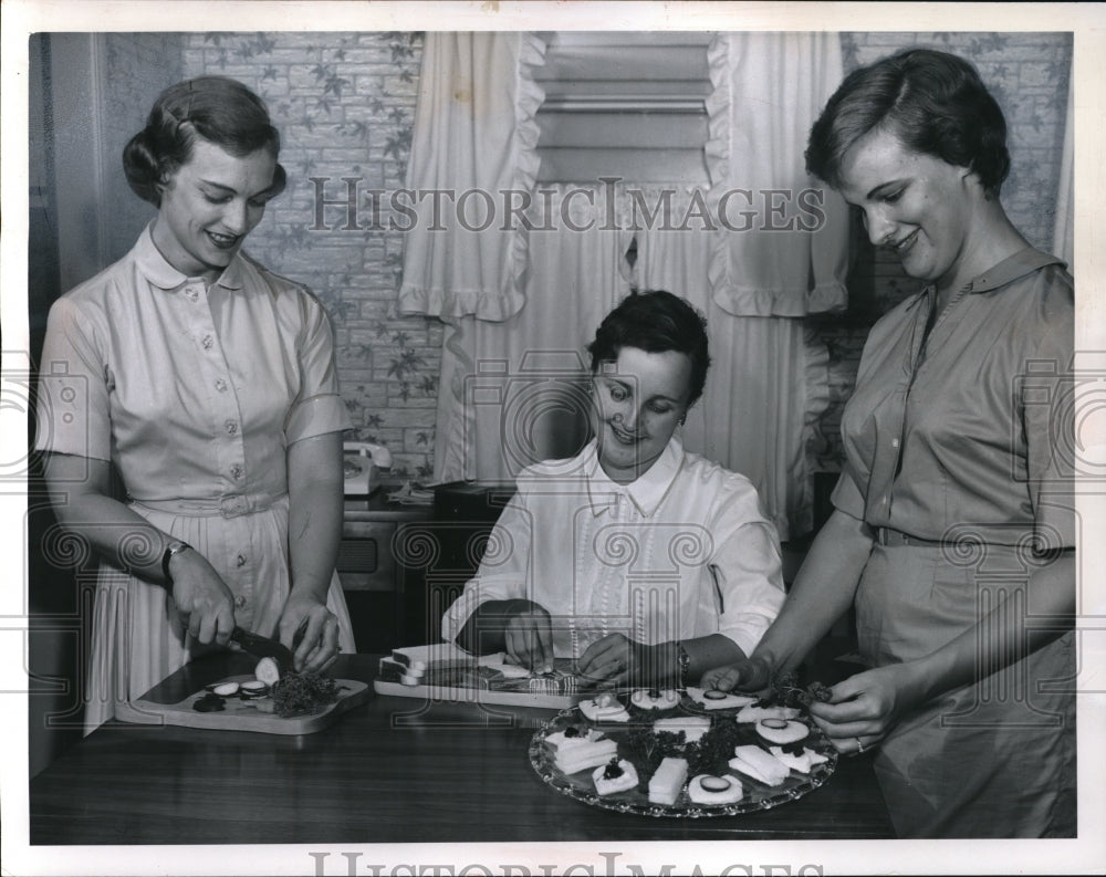 1960 Press Photo Women Plan Hillcrest J-C-Ettes Membership Tea