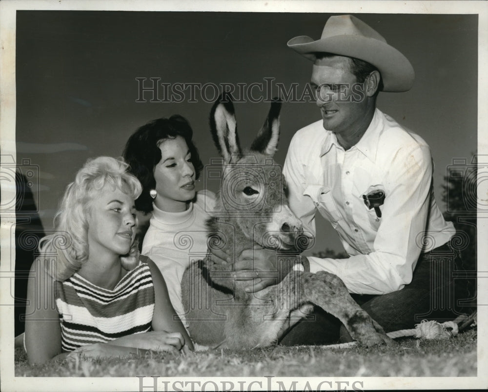 1959 Press Photo Mary Strasser, Kinah Kissam, and Tex Gates