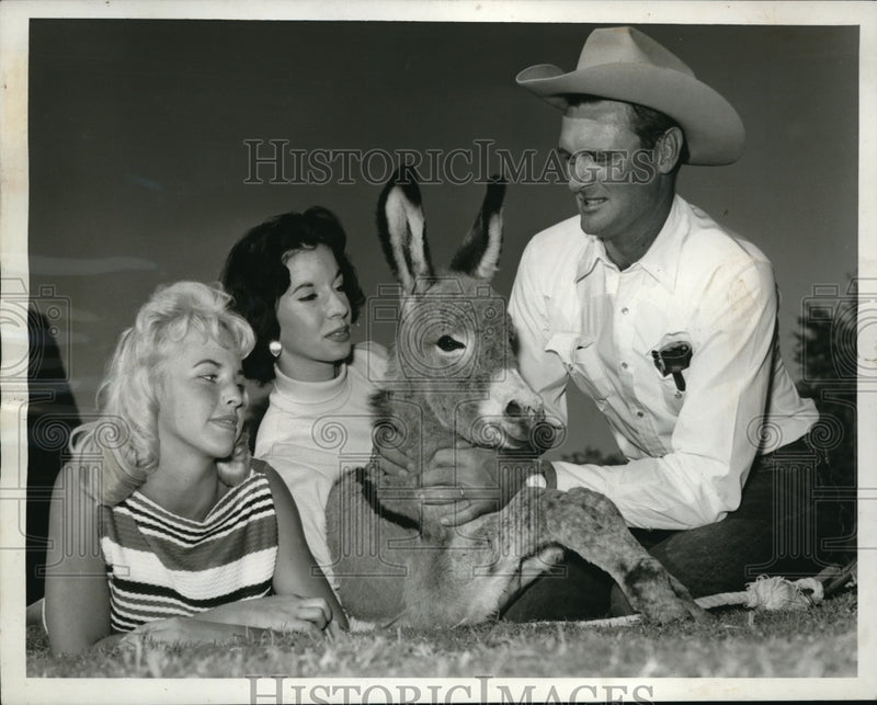 Load image into Gallery viewer, 1959 Press Photo Mary Strasser, Kinah Kissam, and Tex Gates
