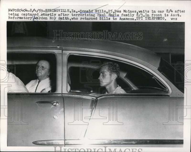 Load image into Gallery viewer, 1959 Press Photo Asst. Reformatory Warden Roy Smith with Donald Sills
