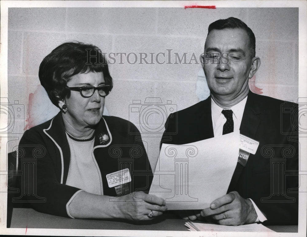 1968 Press Photo William Degenkolb D.C.Spindler Parma Spectroscopy - Historic Images