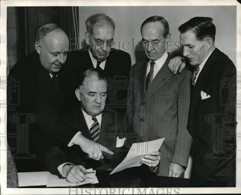 Load image into Gallery viewer, 1939 Press Photo Alex Day B.H Pettes F.D. Thompson J.R. Mone Roy Strayer
