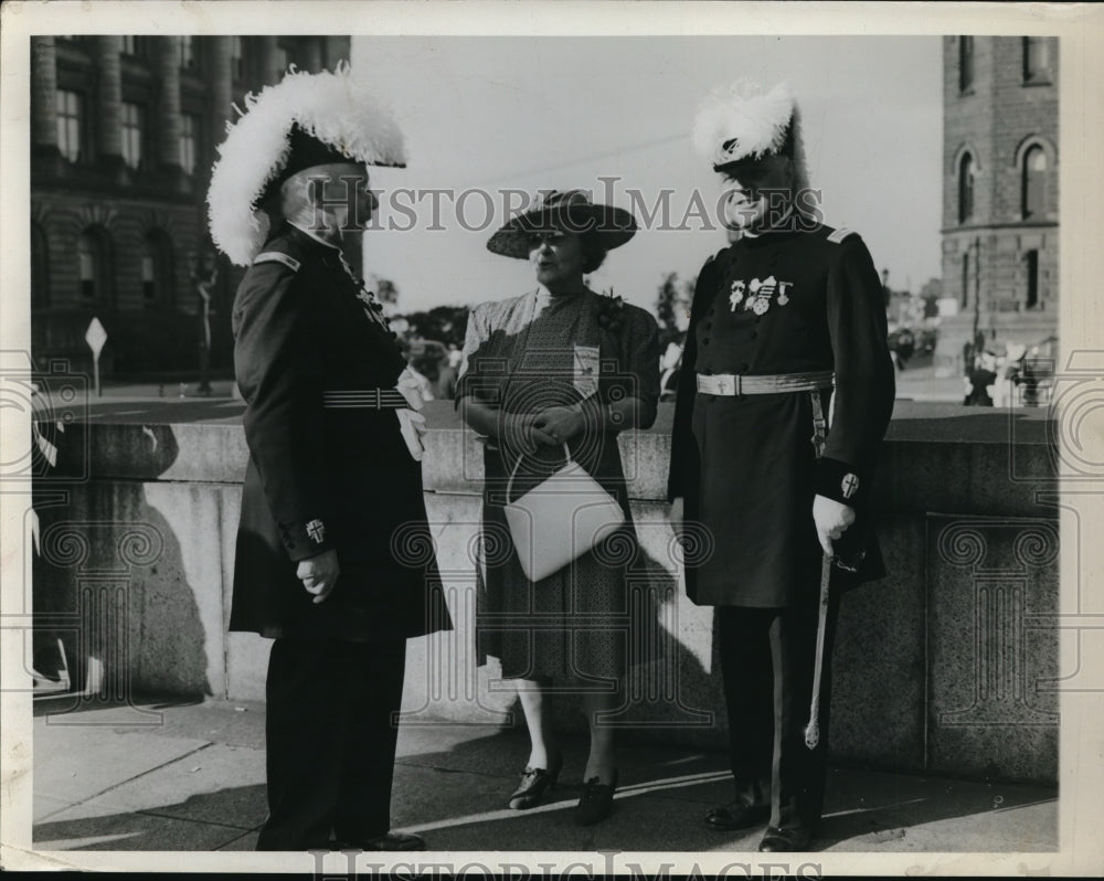 1940 Press Photo Templer R.O. Sigmued and C.E Sigmued with Miss Gertrude Weir