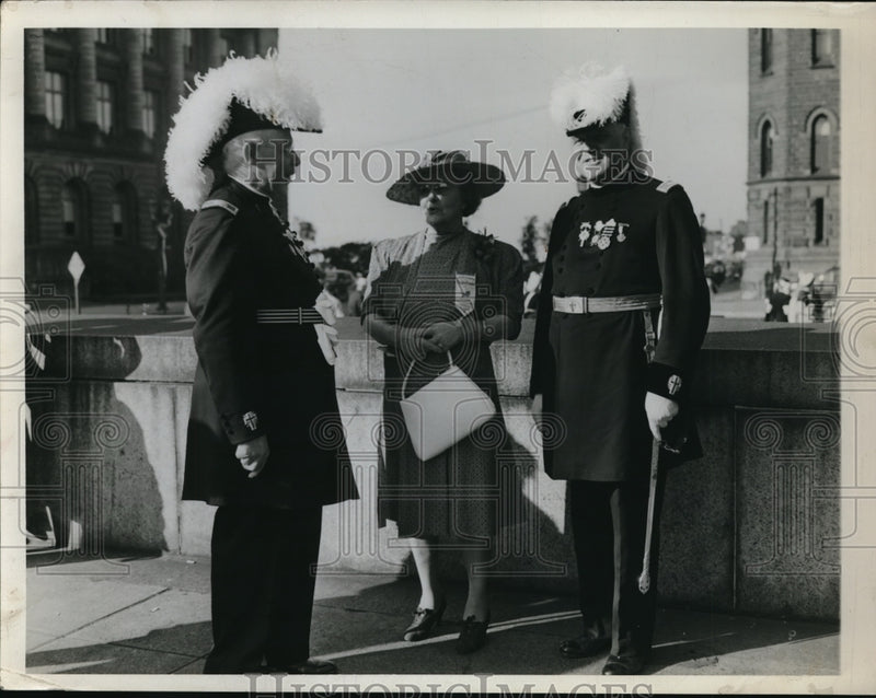 Load image into Gallery viewer, 1940 Press Photo Templer R.O. Sigmued and C.E Sigmued with Miss Gertrude Weir
