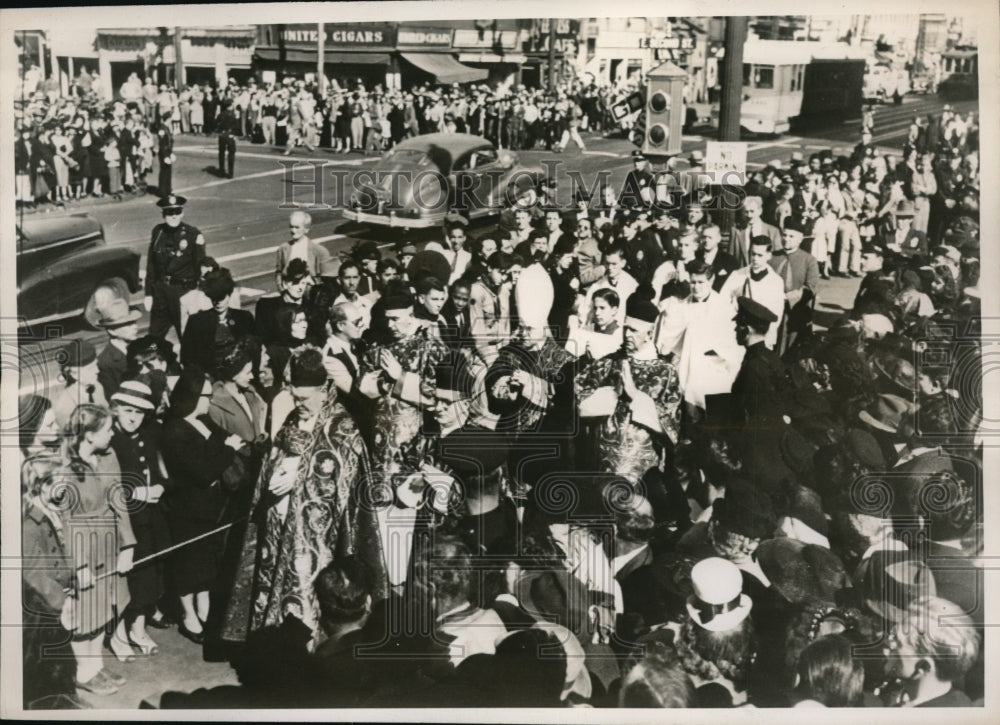 1947 Press Photo Cardinal Spellman participates in Solemn Pontifical Requim