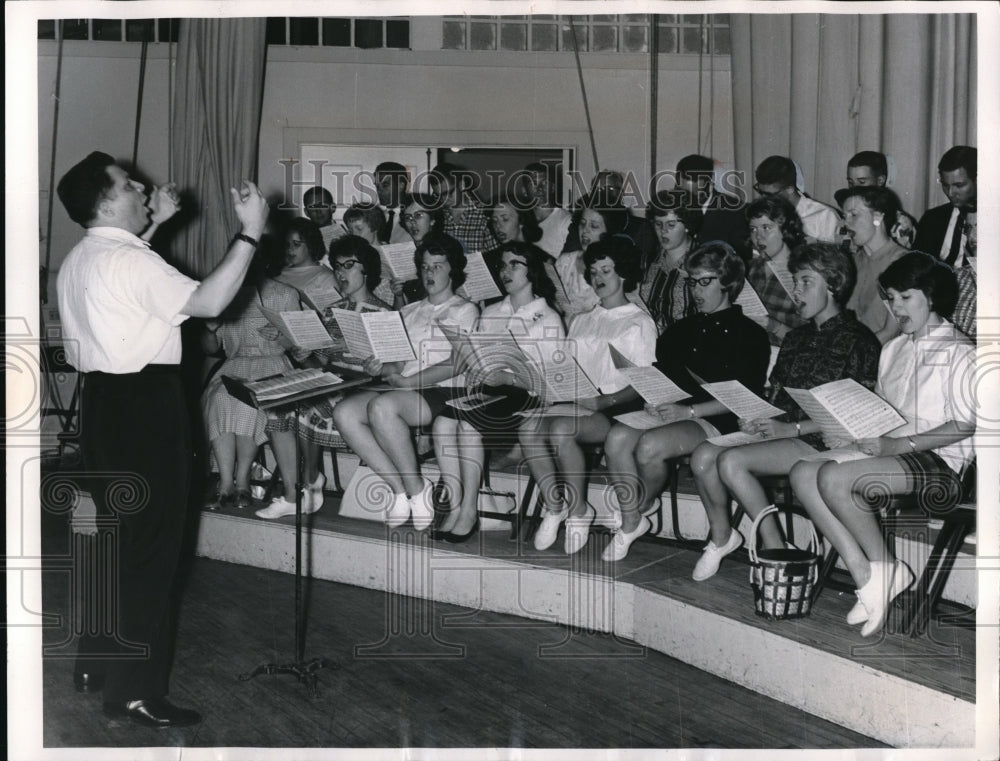 1962 Press Photo Informal rehearsal vy conference chorus at Lakeside