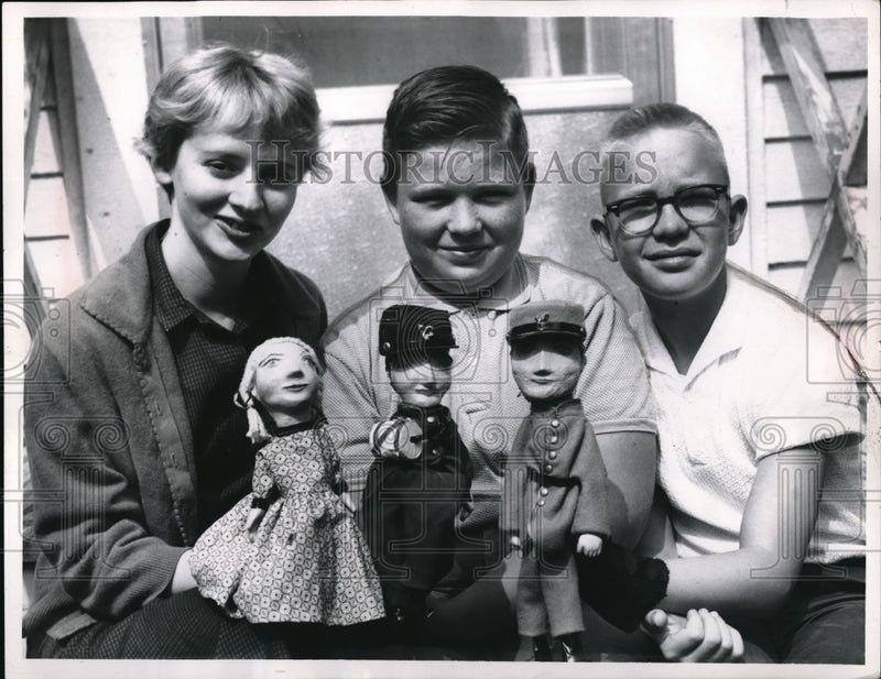 Load image into Gallery viewer, 1961 Press Photo Story-hour puppets at Northfield Center and Richfield libraries
