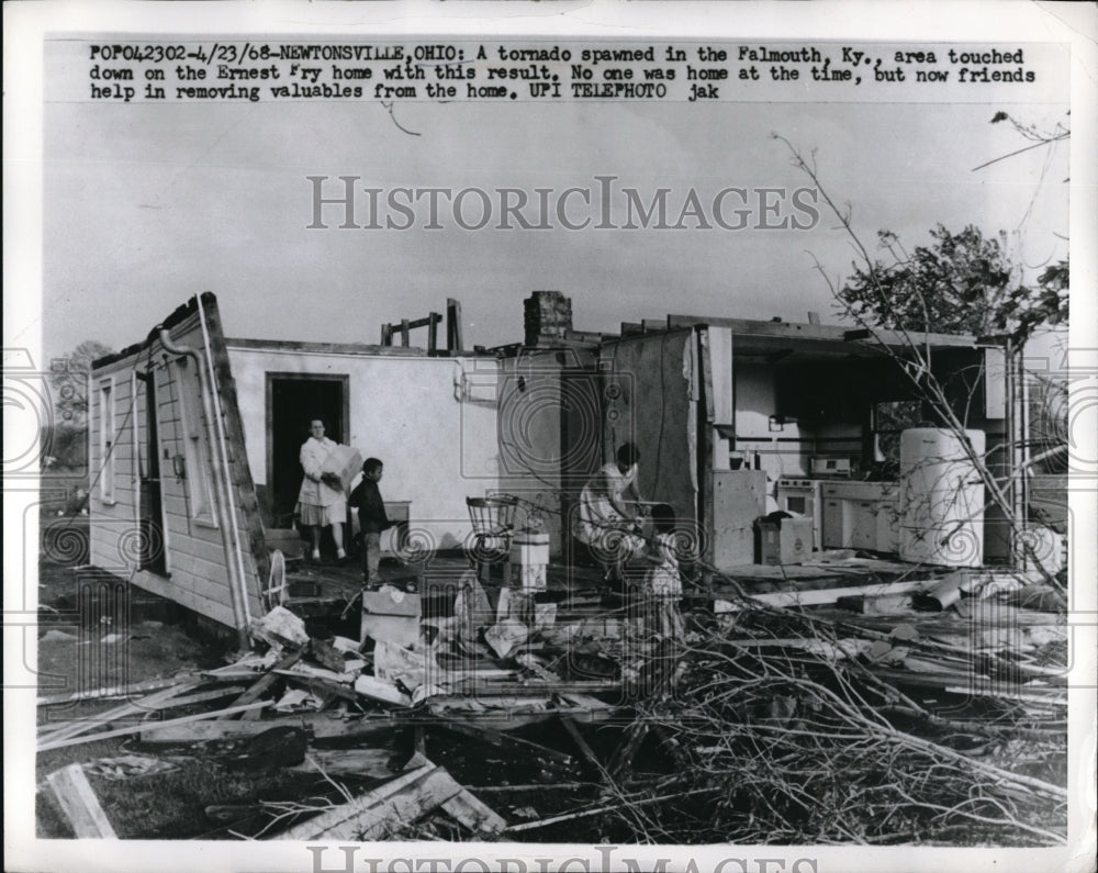 1968 Press Photo Newtonsville Ohio  Tornado touched down on the Ernest Fry Home- Historic Images