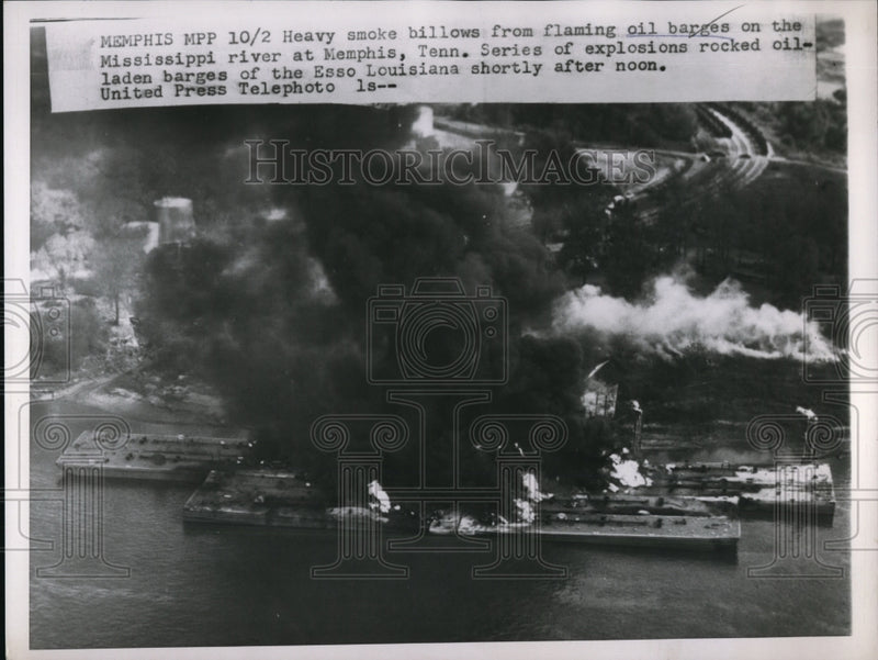 Load image into Gallery viewer, 1954 Press Photo Air view of burning oil barges at Memphis Tn
