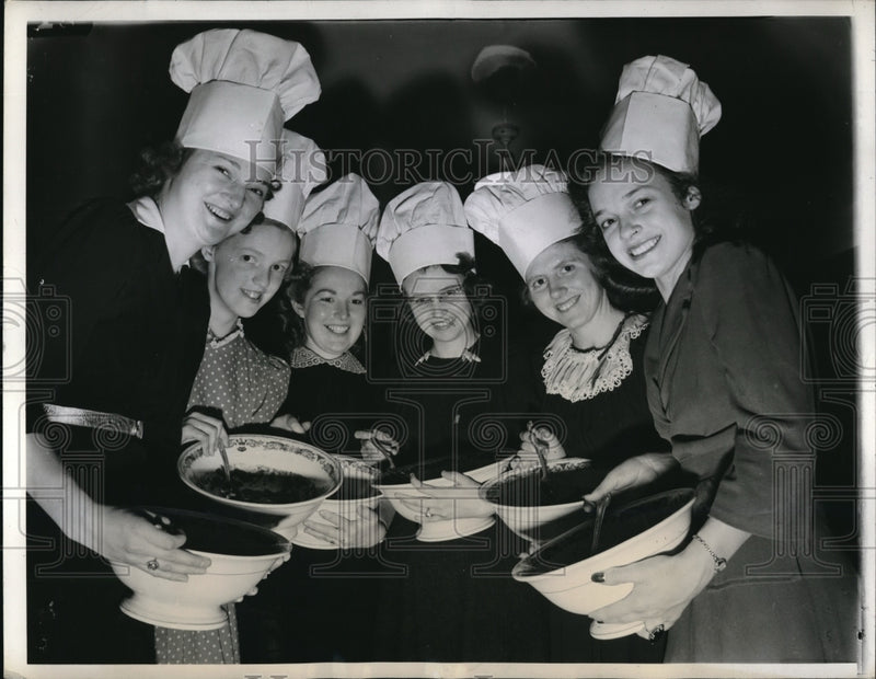 Load image into Gallery viewer, 1941 Press Photo Chicago 4-H girls cooking, LJ Bean, H Buckingham - ned19178
