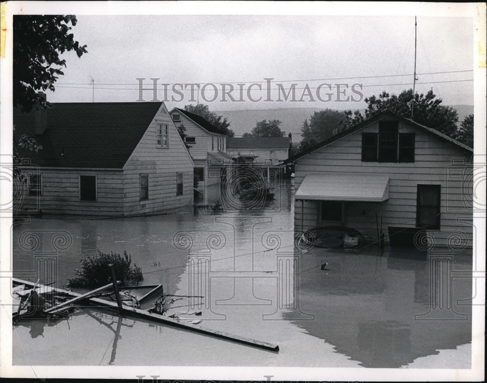 1972 Press Photo Wilkes Barre Pa floodwaters surround houses - ned19183