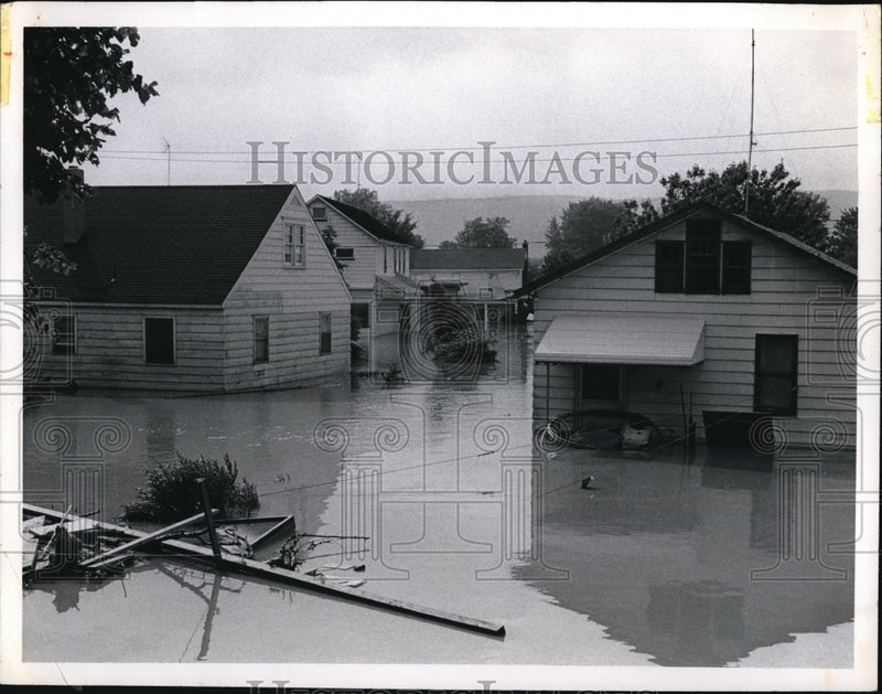 Load image into Gallery viewer, 1972 Press Photo Wilkes Barre Pa floodwaters surround houses - ned19183
