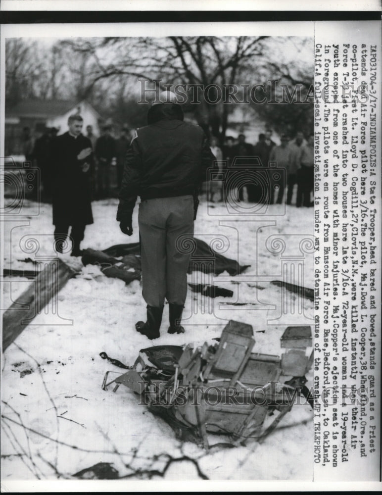 1960 Press Photo Indianapolis IndState trooper as a priest attends dead pilo