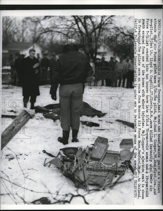 1960 Press Photo Indianapolis IndState trooper as a priest attends dead pilo