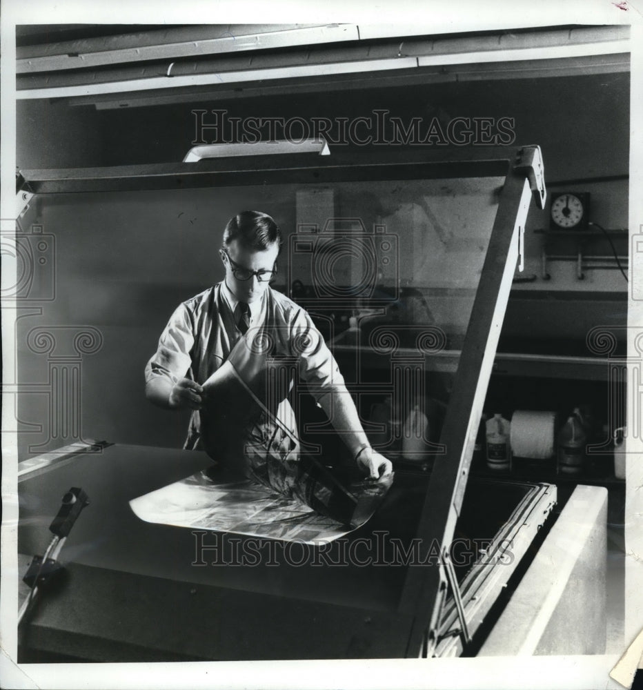 1965 Press Photo Ultraviolet light images on photosensitive paper