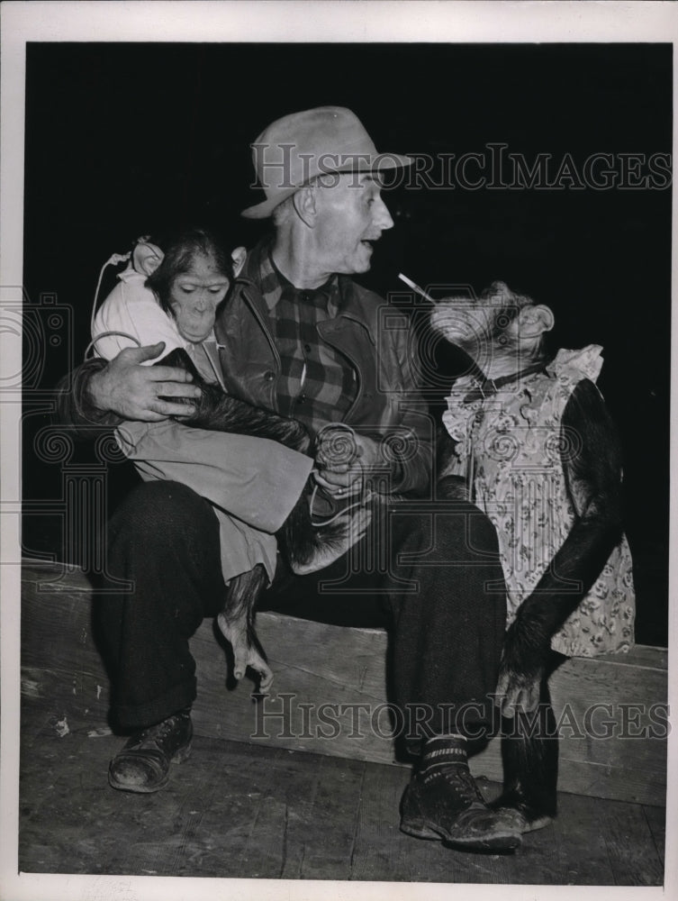1944 Press Photo Chicago Ill. Joe Watkins with his chimps Adam & Eve - ned19222