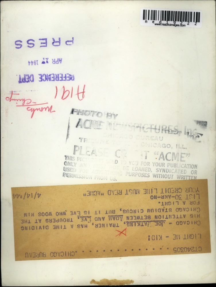 1944 Press Photo Chicago Ill. Joe Watkins with his chimps Adam & Eve - ned19222