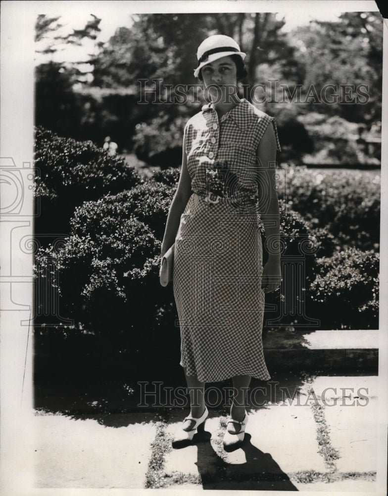 1933 Press Photo Polly Potts at garden party at Pratt estate in NY