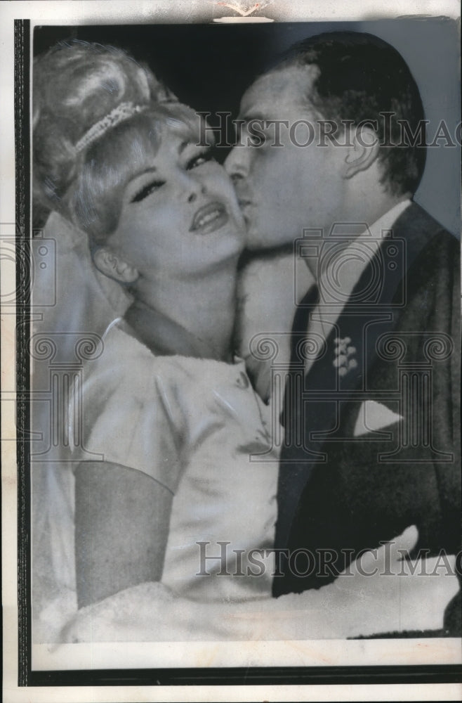 Load image into Gallery viewer, 1962 Press Photo Paris FranceEntertainer Jacqueline Dufresnoys &amp; groom Bonnet
