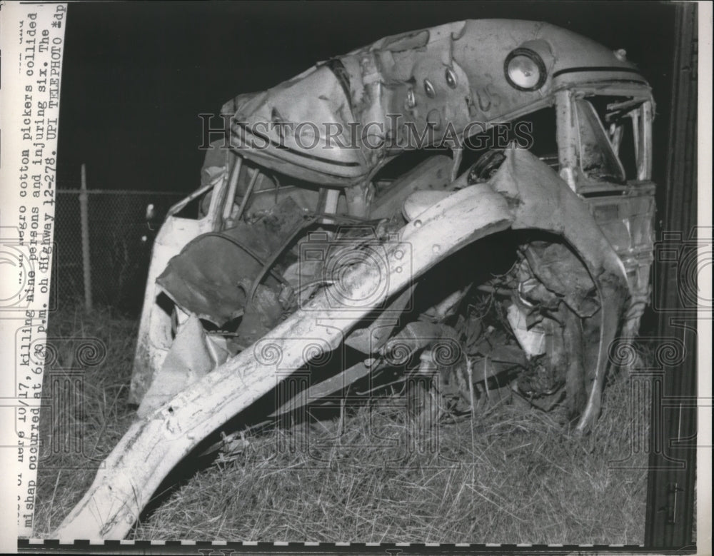 1961 Press Photo bus of cotton pickers crashes on Hwy. 12, killing 9, 6 hurt