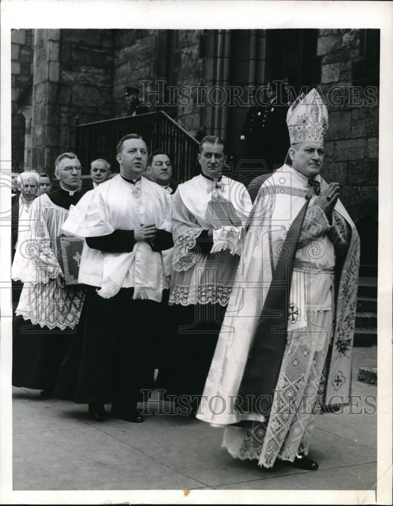 1944 Press Photo Rev. Richard J. Cushing followed by church and lay dignitaries