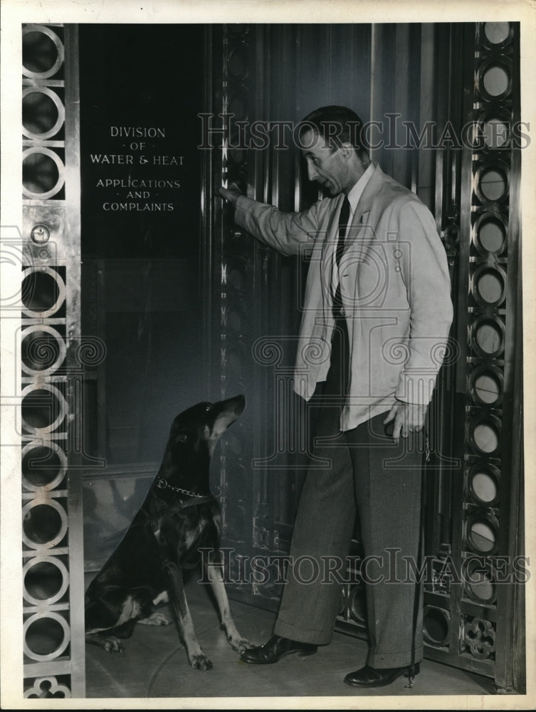 1940 Press Photo Leo H. Woods and dog, Barron, at city hall - ned19366