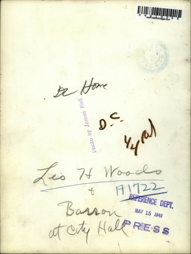 1940 Press Photo Leo H. Woods and dog, Barron, at city hall - ned19366