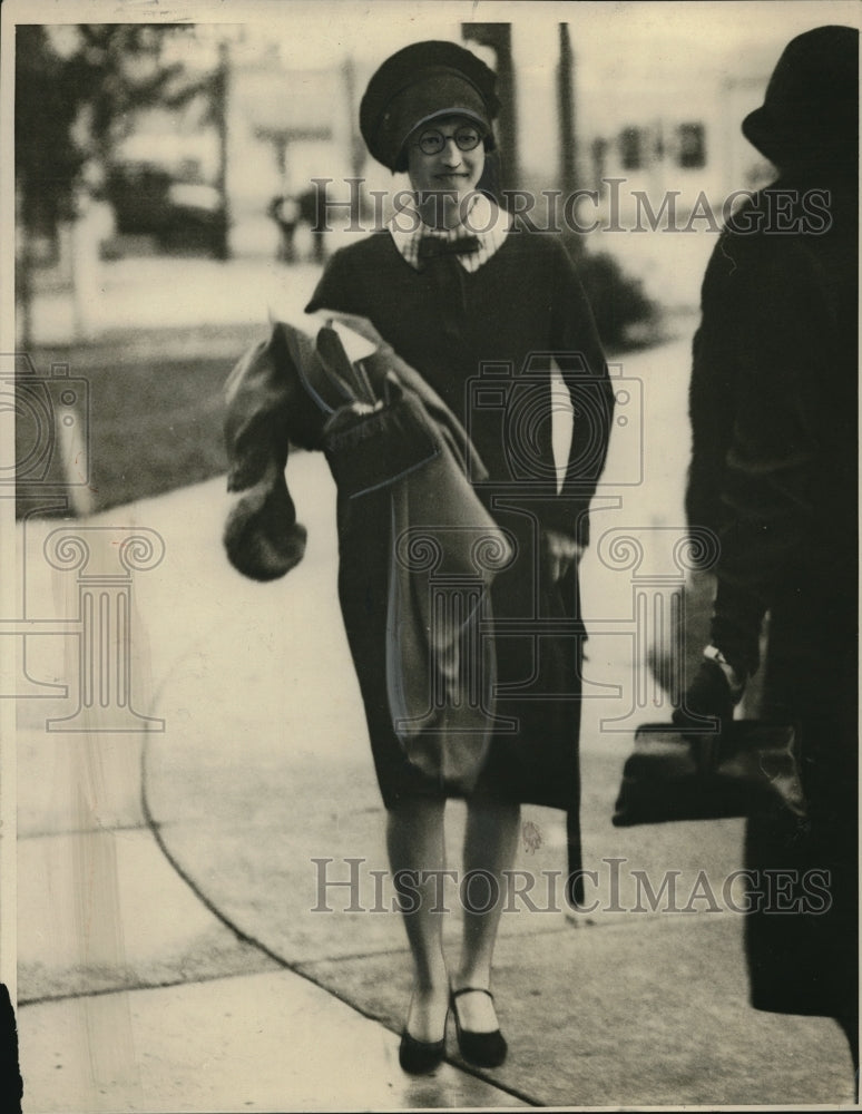 1924 Press Photo Young woman arriving at school, smiling
