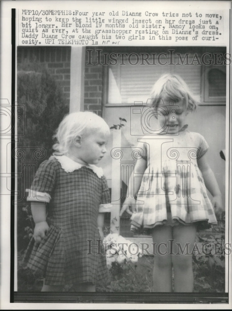 1958 Press Photo Memphis Dianne Crow Nancy Duane Keeping Cricket On Dress