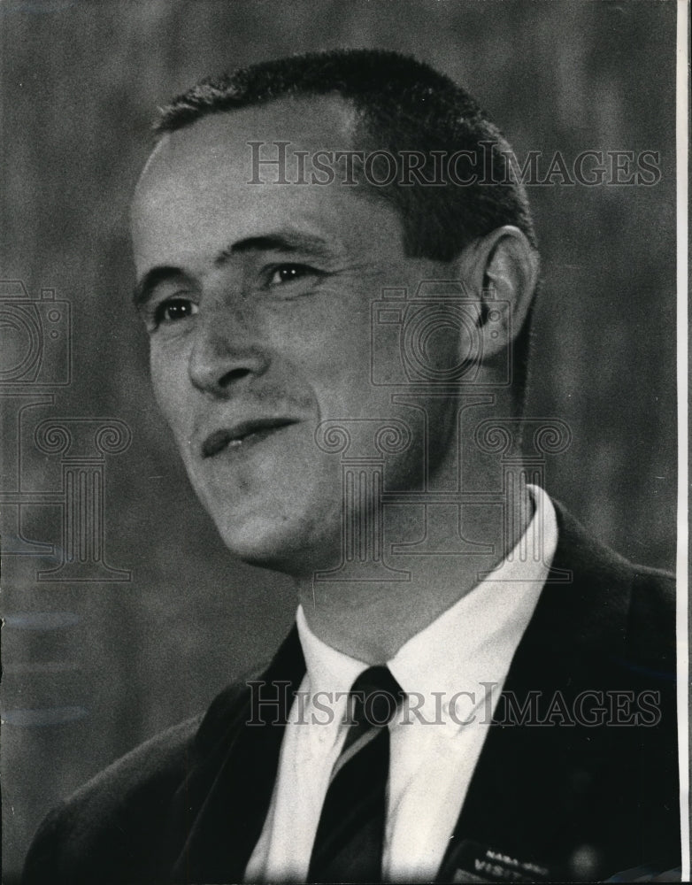 Load image into Gallery viewer, 1965 Press Photo Houston Texas Edward C Gibson of San Clemente Ca has been
