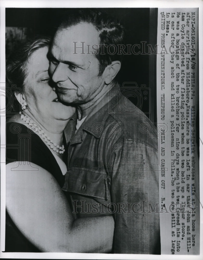 1959 Press Photo William Sedgwick Embraces Wife When Returning to Middlesboro