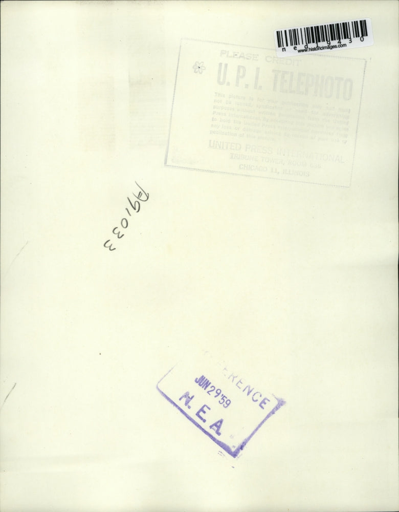 1959 Press Photo William Sedgwick Embraces Wife When Returning to Middlesboro