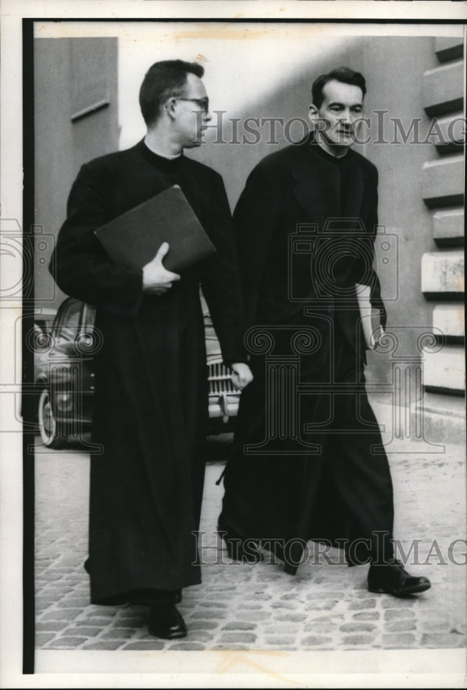 Load image into Gallery viewer, 1959 Press Photo Rev. Avery Dulles and Rev. Fleming walking to Gregorian Univ.
