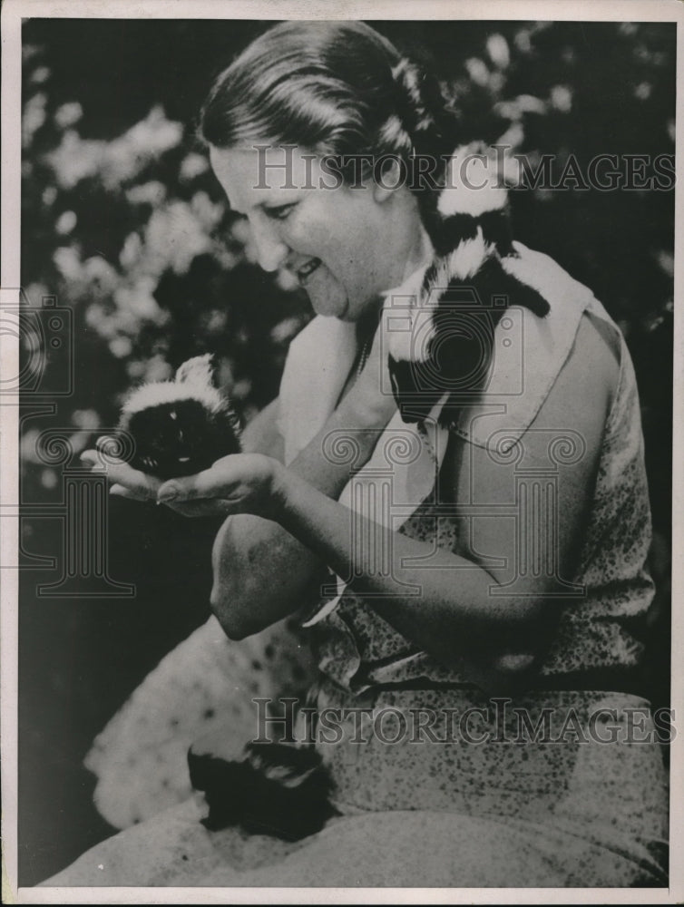 Load image into Gallery viewer, 1937 Press Photo Mrs. Carol Pinkerton with 3 baby skunks
