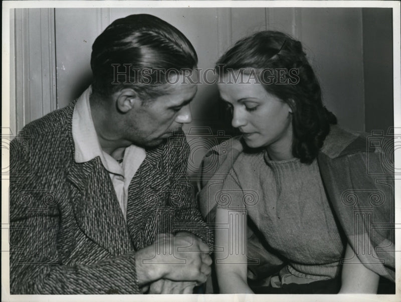 Load image into Gallery viewer, 1942 Press Photo William H. Thompson &amp; Wife Charlotte Vivian Miller Kidnappers
