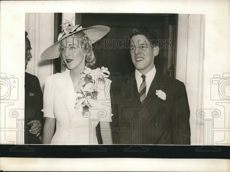Load image into Gallery viewer, 1938 Press Photo William Dobbs and his wife Andrea

