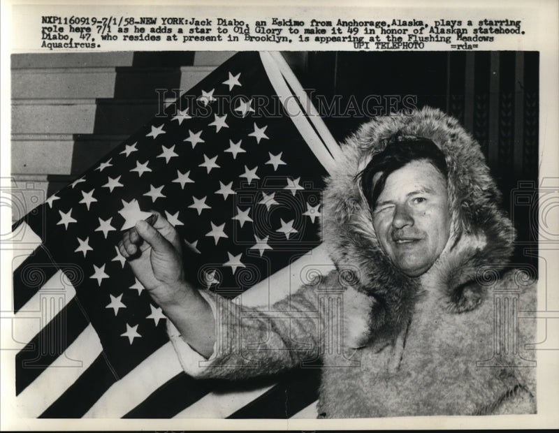 Load image into Gallery viewer, 1958 Press Photo Eskimo Jack Diabo adding 49th star to Old Glory in New York
