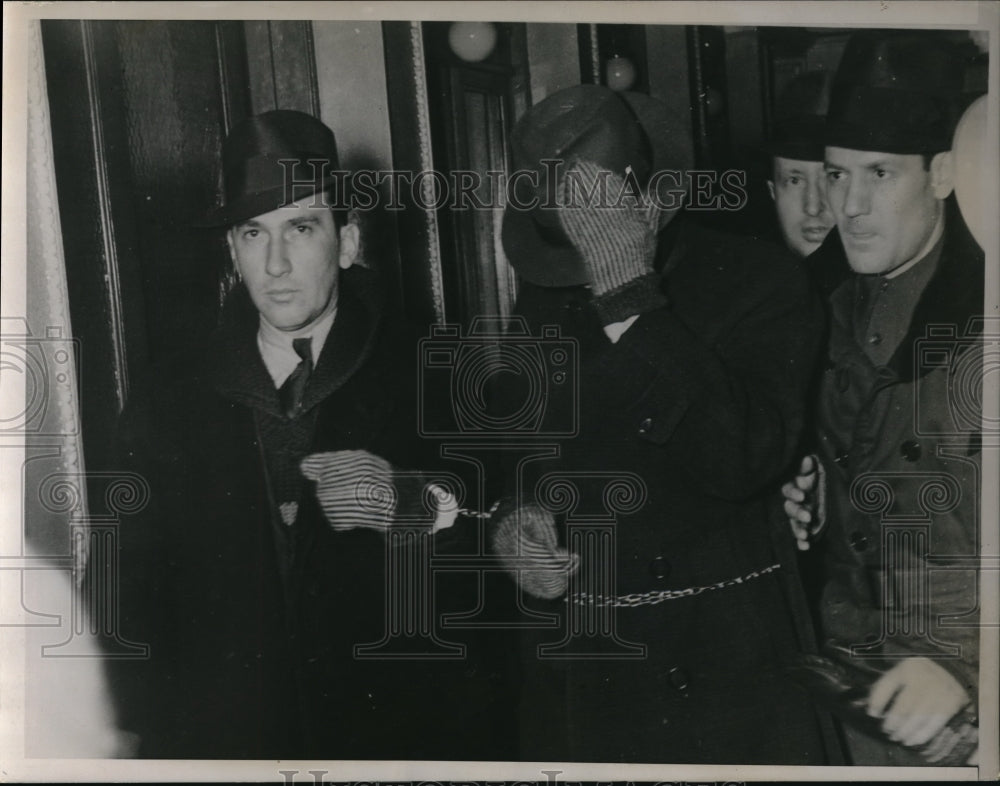 1938 Press Photo Peter Anders chained to two G-Men after showing murder site