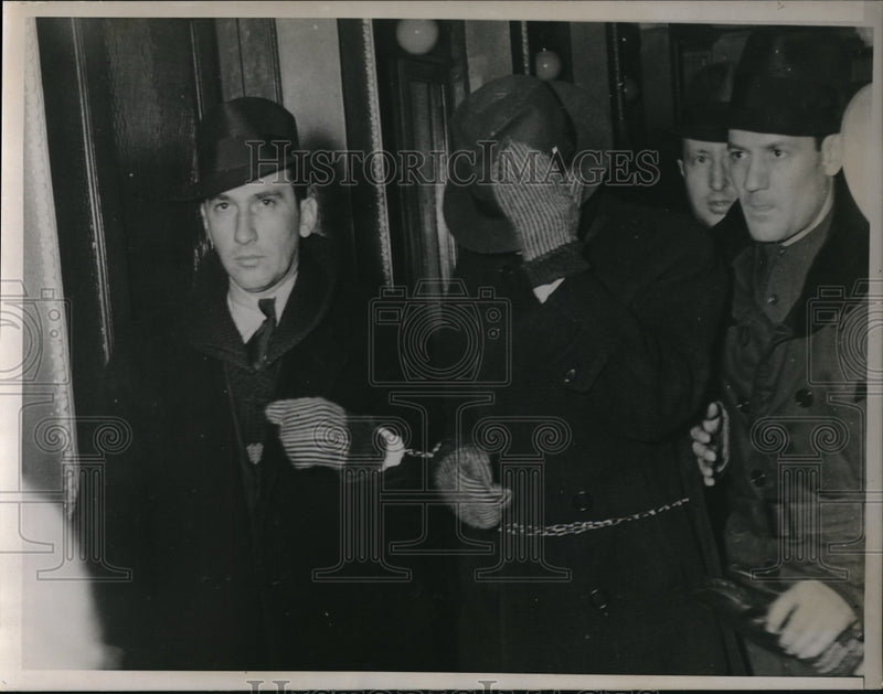 Load image into Gallery viewer, 1938 Press Photo Peter Anders chained to two G-Men after showing murder site
