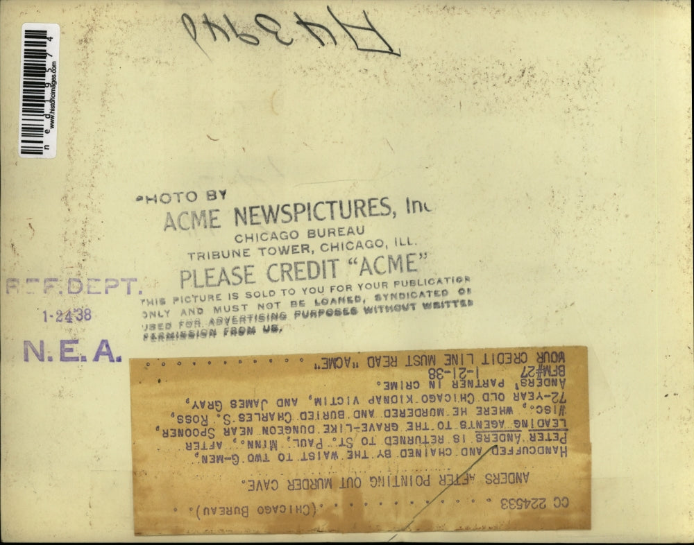 1938 Press Photo Peter Anders chained to two G-Men after showing murder site